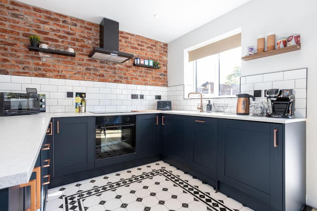 Railway House - Central Warrington - Sleeps 6 Extérieur photo