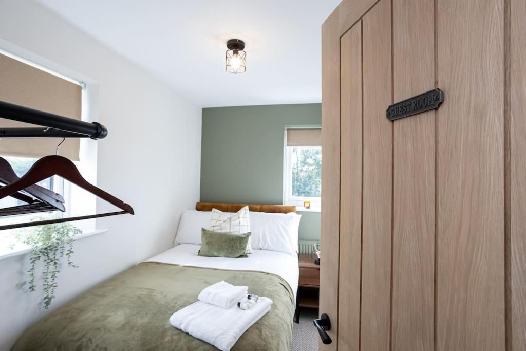 Railway House - Central Warrington - Sleeps 6 Extérieur photo
