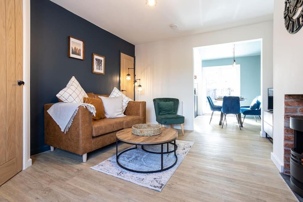 Railway House - Central Warrington - Sleeps 6 Extérieur photo