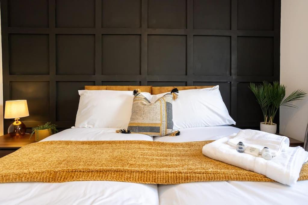 Railway House - Central Warrington - Sleeps 6 Extérieur photo